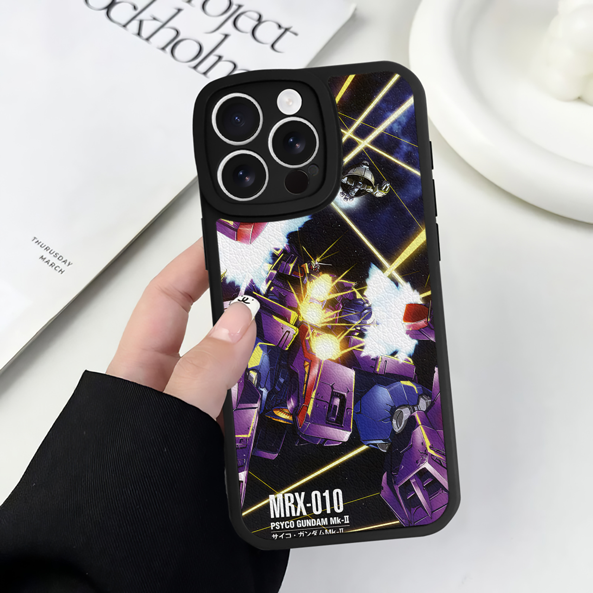 （画像用） 機動戦士ガンダム Mobile Suit Gundam 【iPhone 16シリーズ対応】シリコンスマホケース（レザー調） 材質：シリコン